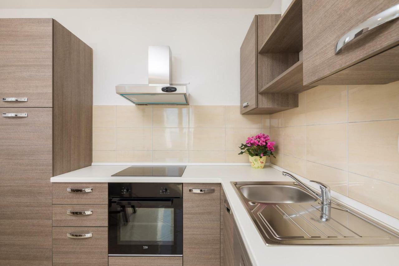 Sandy Beach Apartment Omiš Eksteriør billede